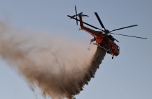 Ελικόπτερο επιχειρεί σε φωτιά
