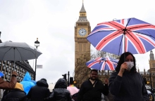 βρετανοι πολιτες μπροστα στο Μπακινγκχαμ