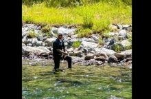 o Ντέιβιντ Μπέκαμ ψαρευει σε ποταμι