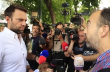 ο Στέφανος Κασσελάκης μιλαει με εργαζομένους της εφημερίδας «Αυγής» 