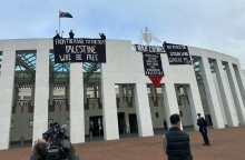 Διαδηλωτές  στην οροφή του Κοινοβουλίου της Αυστραλίας
