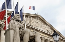 Τις επιπτώσεις σε περίπτωση νίκης της ακροδεξιάς στην εξωτερική πολιτική της χώρας επισημαίνει ο γαλλικός Τύπος