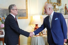 Ο Κιρ Στάρμερ παρέλαβε την εντολή σχηματισμού κυβέρνησης από τον βασιλιά Κάρολο