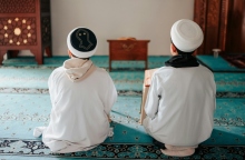 2 παιδια καθονατι στο πατωμα