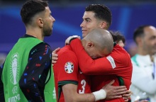 Euro 2024: Η αγκαλιά του Κριστιάνο Ρονάλντο στον 41χρονο Πέπε μετά τον αποκλεισμό της Πορτογαλίας