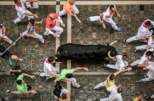 κοσμος τρεχει διπλα σε ταυρο