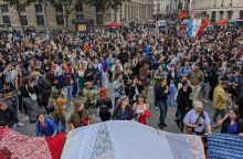 Χιλιάδες κόσμου στους δρόμους με γαλλικές σημαίες μετά την ανακοίνωση των exit poll