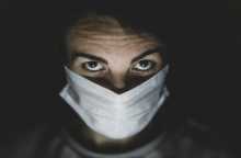 προσωπο φοραει μασκα