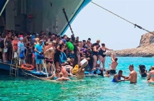 τουριστες βγαινουν απο πλοιο μεσα στο νερο