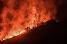 Φωτιά στην Κορινθία: Mάχη με διάσπαρτες εστίες δίνει η Πυροσβεστική