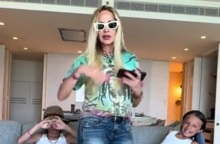 Άννα Βίσση: Χορεύει με τα εγγόνια της το νέο single και γίνεται viral