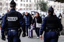 γαλλοι αστυνομικοι περιπολουν