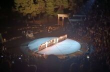 Όρθιοι οι θεατές χειροκρότησαν επί πολλά λεπτά τους συντελεστές της Ορέστειας στην Επιδαυρο 