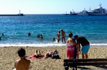 παραλια, θαλασσα, λουομενοι, καραβια