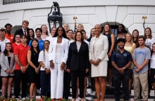 η Κάμαλα Χάρις αναμεσα σε πληθος κοσμου