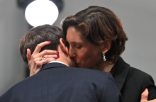 Η Γαλλίδα υπουργός Αθλητισμού Oudéa-Castéra  φιλάει τον Γάλλο Πρόεδρο, Εμανουέλ Μακρόν 