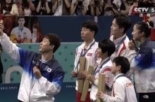 Οι έξι αθλητές του πινγκ πονγκ από Κίνα, Νότια και Βόρεια Κορέα μαζί σε μια ιστορική φωτογραφία