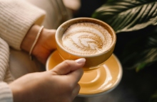 2 χερια κραταν φλυτζανι με καφε