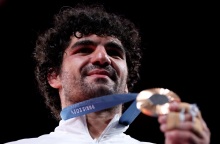 Η στιγμή της απονομής του χάλκινου μεταλλίου στον Θοδωρή Τσελίδη