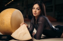 Ιταλίδα αθλήτρια δίπλα σε κεφάλι παρμεζάνας