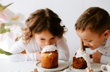 2 παιδια τρωνε τουρτα