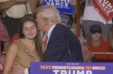 o Ντόναλντ Τραμπ φιλάει γυναικα