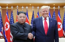 Ντόναλντ Τραμπ, χειραψία με Κιμ Γιονγκ Ουν
