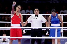 2  αθλητριες πυγμαχιας, διαιτητης