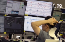 χρηματιστήριο, οθονες υπολογιστων, υπαλληλος καθισμενος