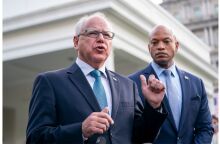 Τιμ Γουόλζ: Τι πρέπει να ξέρουμε για τον υποψήφιο αντιπρόεδρο της Κάμαλα Χάρις