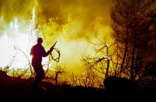 Ολονύχτια μάχη με τη φωτιά στο Ρέθυμνο-Εκκενώθηκαν 9 χωριά
