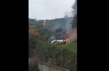 συντριμμια απο πτωση αεροπλάνου σε δασος