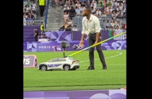 ανδρας τοποθετει ακοντιο σε μινι αυτοκινητο