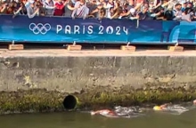 κολυμβητες σε ποταμι