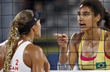Η στιγμή που ο DJ στον τελικό του beach volley γυναικών στο Παρίσι βάζει το «Imagine» μετά από καυγά