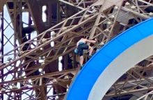 ανδρας σκαρφαλωνει τον πυργο του αιφελ