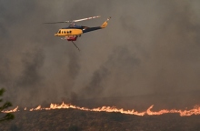 ελικοπτερο πυροσβεστικης ριχνει νερο