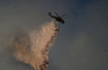 ελικοπτερο πυροσβεστικης ριχνει νερο