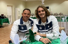 Ο Δημήτρης Χατζηνικολάου με τον Στέφανο Τσιτσιπά