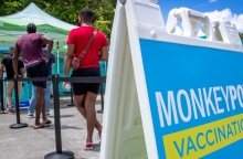 ατομα περιμενουν στην ουρα για να εμβολιασθουν