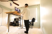 ανδρας εργαζεται ορθιος μπροστα σε γραφειο