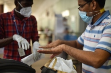 γιατρος εξεταζει επιβατη