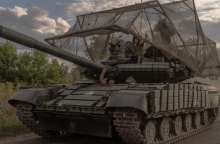 ουκρανικο τανκ με στρατιωτες