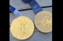 «Είναι και τα δύο χρυσά;» - Viral video Ολυμπιονίκη που συγκρίνει τα μετάλλια από Τόκιο και Παρίσι