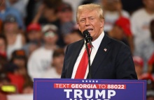 Ντόναλντ Τραμπ: Η Κάμαλα Χάρις έχει το γέλιο της «τρελής» - Εγώ είμαι πιο όμορφος