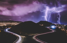 κεραυνος πανω απο πολη και λοφο