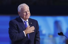 Ο «προπονητής» Τιμ Γουόλζ αποδέχθηκε το χρίσμα για την αντιπροεδρία των ΗΠΑ