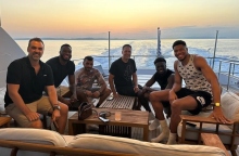  ο Γιάννης Αντετοκούνμπο με τα αδέλφια