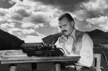 Ο Έρνεστ Χέμινγουεϊ και μία από τις γραφομηχανές του (1939)