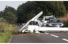 Bρετανία: Μονοκινητήριο αεροσκάφος έπεσε σε πολυσύχναστο δρόμο - Χωρίς θύματα